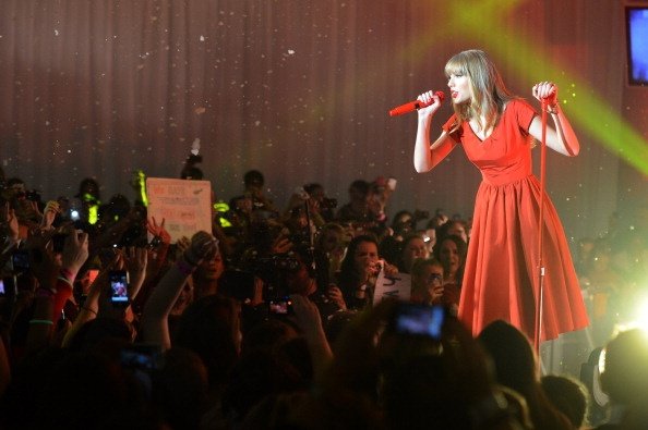 Taylor Swift at Westfield London Christmas Lights Ceremony — photo 64