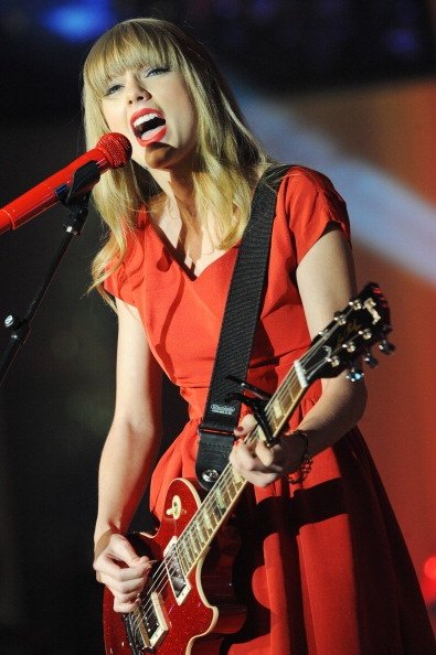 Taylor Swift at Westfield London Christmas Lights Ceremony — photo 65