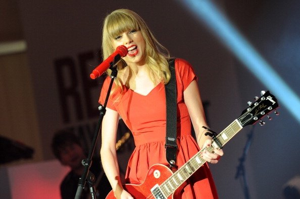 Taylor Swift at Westfield London Christmas Lights Ceremony — photo 66