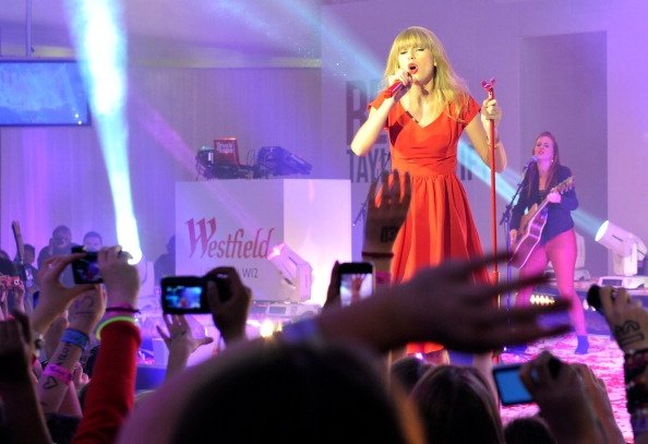 Taylor Swift at Westfield London Christmas Lights Ceremony — photo 67