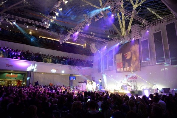 Taylor Swift at Westfield London Christmas Lights Ceremony — photo 70