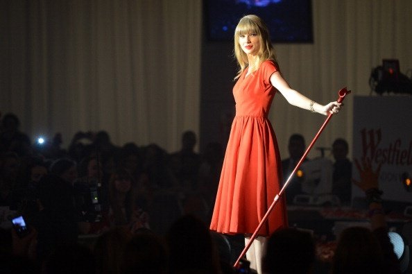 Taylor Swift at Westfield London Christmas Lights Ceremony — photo 71