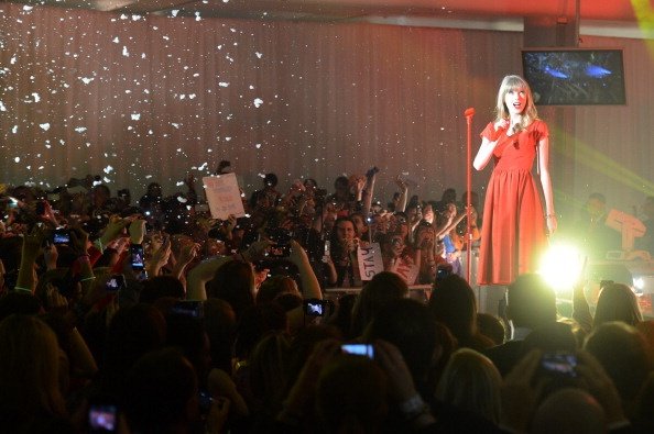 Taylor Swift at Westfield London Christmas Lights Ceremony — photo 73