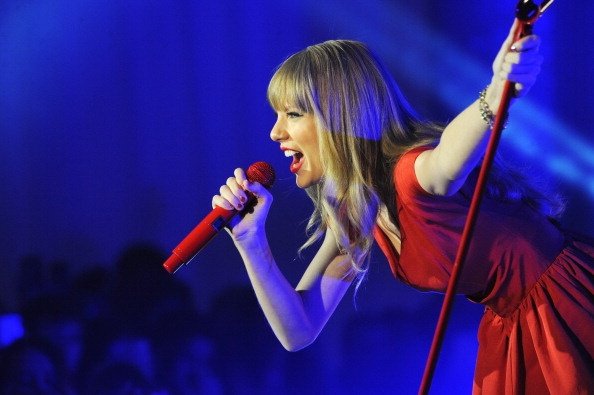 Taylor Swift at Westfield London Christmas Lights Ceremony — photo 75