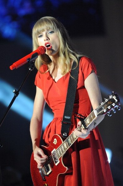 Taylor Swift at Westfield London Christmas Lights Ceremony — photo 79