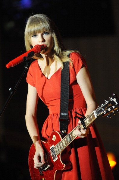 Taylor Swift at Westfield London Christmas Lights Ceremony — photo 80