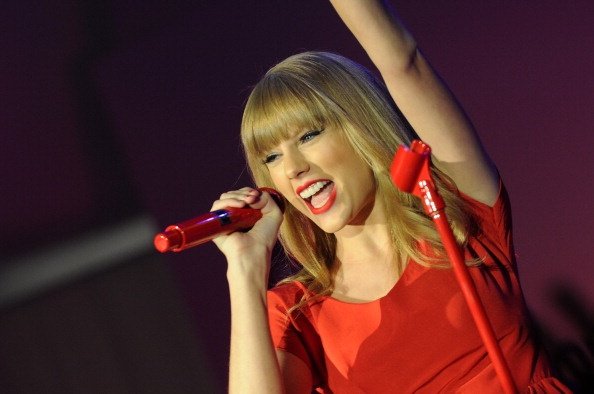 Taylor Swift at Westfield London Christmas Lights Ceremony — photo 85