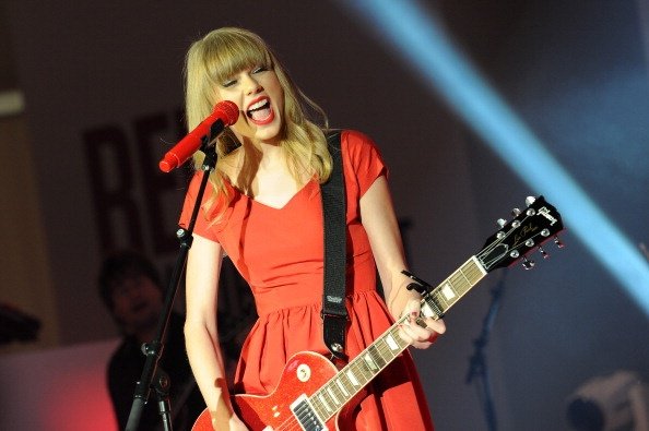 Taylor Swift at Westfield London Christmas Lights Ceremony — photo 87
