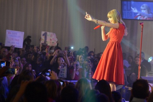 Taylor Swift at Westfield London Christmas Lights Ceremony — photo 88