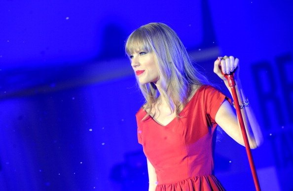 Taylor Swift at Westfield London Christmas Lights Ceremony — photo 91