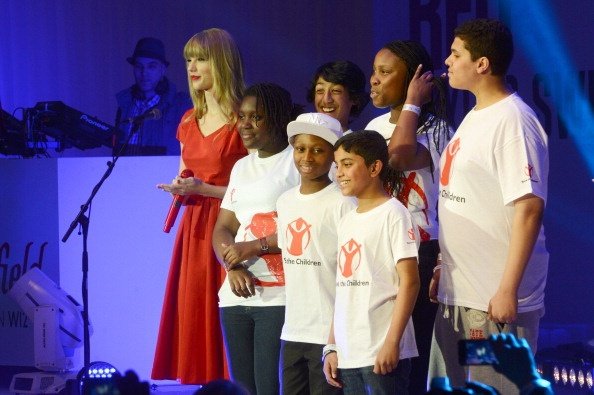 Taylor Swift at Westfield London Christmas Lights Ceremony — photo 93