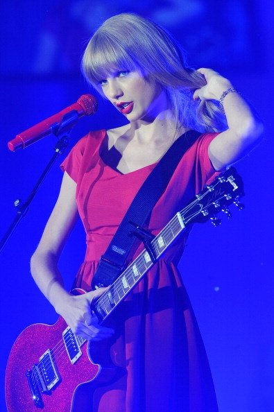 Taylor Swift at Westfield London Christmas Lights Ceremony — photo 97
