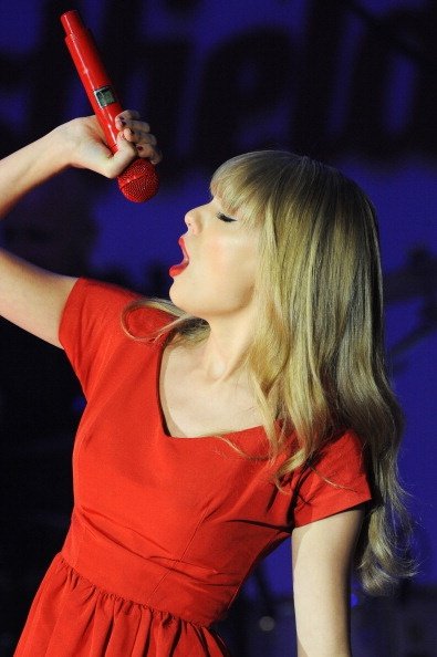 Taylor Swift at Westfield London Christmas Lights Ceremony — photo 98