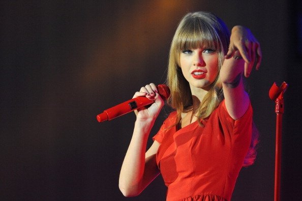 Taylor Swift at Westfield London Christmas Lights Ceremony — photo 99