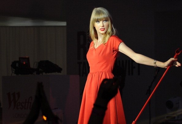 Taylor Swift at Westfield London Christmas Lights Ceremony — photo 103