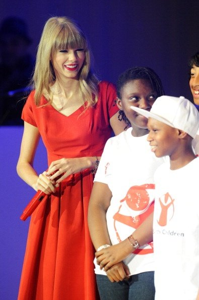 Taylor Swift at Westfield London Christmas Lights Ceremony — photo 104