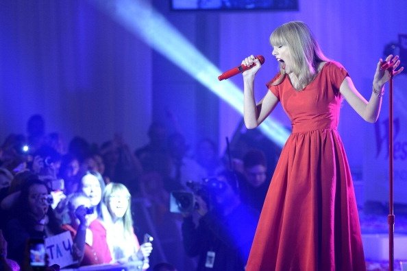 Taylor Swift at Westfield London Christmas Lights Ceremony — photo 106
