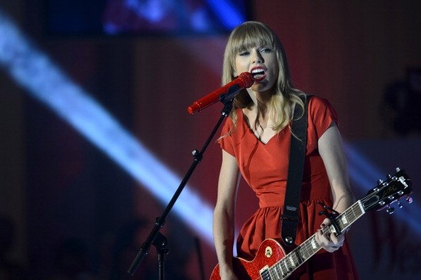 Taylor Swift at Westfield London Christmas Lights Ceremony — photo 108