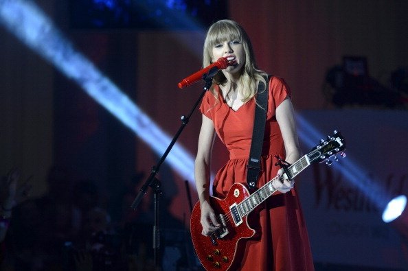Taylor Swift at Westfield London Christmas Lights Ceremony — photo 109