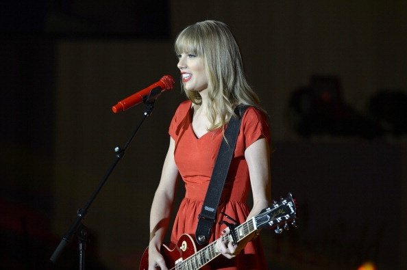 Taylor Swift at Westfield London Christmas Lights Ceremony — photo 110