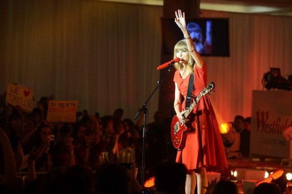 Taylor Swift at Westfield London Christmas Lights Ceremony — photo 113