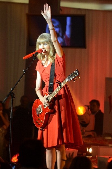 Taylor Swift at Westfield London Christmas Lights Ceremony — photo 114
