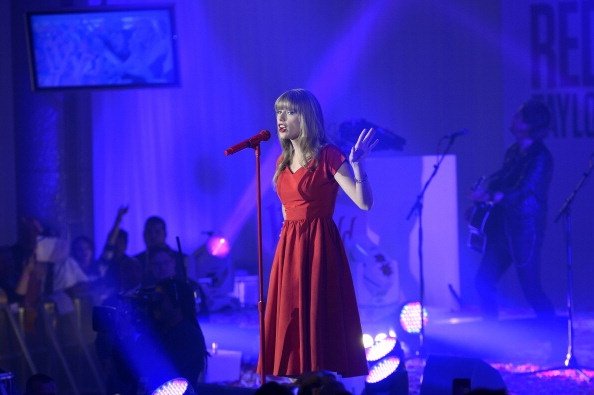 Taylor Swift at Westfield London Christmas Lights Ceremony — photo 124