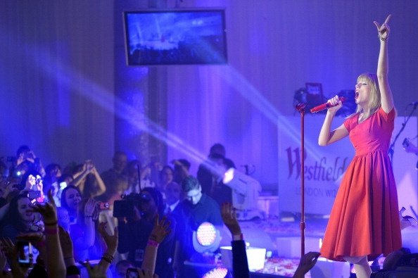 Taylor Swift at Westfield London Christmas Lights Ceremony — photo 126