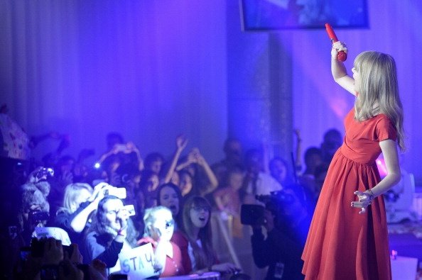 Taylor Swift at Westfield London Christmas Lights Ceremony — photo 130