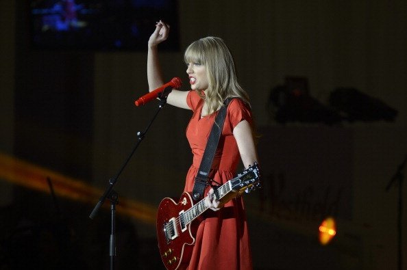 Taylor Swift at Westfield London Christmas Lights Ceremony — photo 133