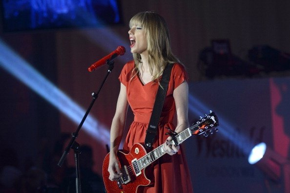 Taylor Swift at Westfield London Christmas Lights Ceremony — photo 135