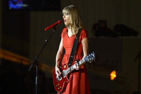 Taylor Swift at Westfield London Christmas Lights Ceremony — photo 136