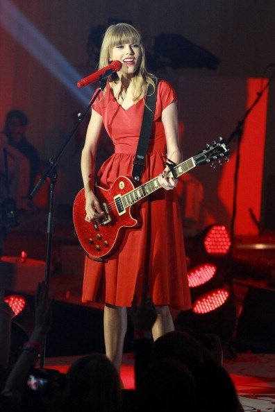 Taylor Swift at Westfield London Christmas Lights Ceremony — photo 137
