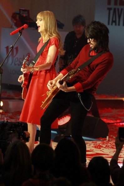 Taylor Swift at Westfield London Christmas Lights Ceremony — photo 138