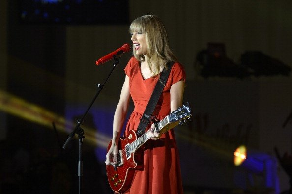 Taylor Swift at Westfield London Christmas Lights Ceremony — photo 139