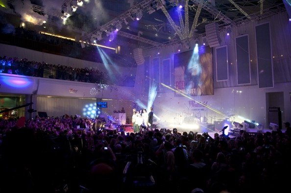 Taylor Swift at Westfield London Christmas Lights Ceremony — photo 140