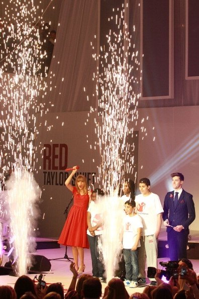 Taylor Swift at Westfield London Christmas Lights Ceremony — photo 144