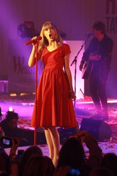Taylor Swift at Westfield London Christmas Lights Ceremony — photo 145