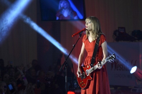 Taylor Swift at Westfield London Christmas Lights Ceremony — photo 149