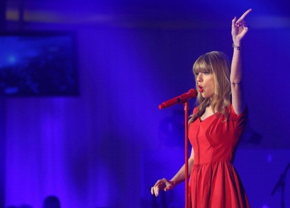 Taylor Swift at Westfield London Christmas Lights Ceremony — photo 152