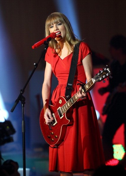 Taylor Swift at Westfield London Christmas Lights Ceremony — photo 155