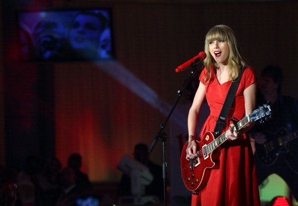 Taylor Swift at Westfield London Christmas Lights Ceremony — photo 156