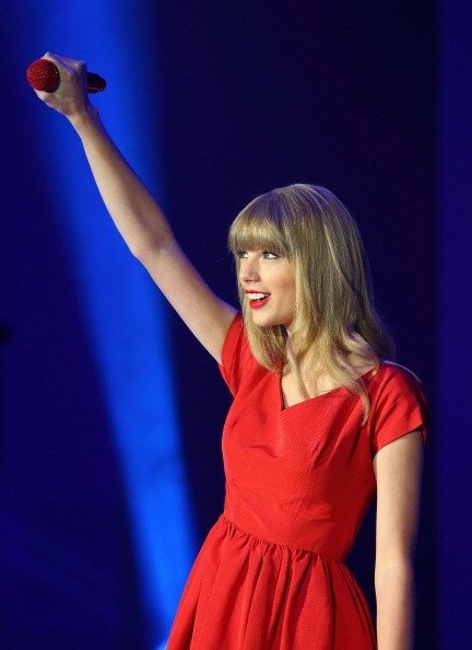 Taylor Swift at Westfield London Christmas Lights Ceremony — photo 158