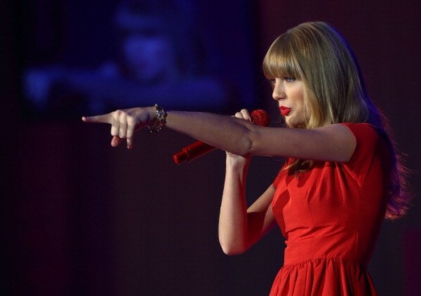 Taylor Swift at Westfield London Christmas Lights Ceremony — photo 172
