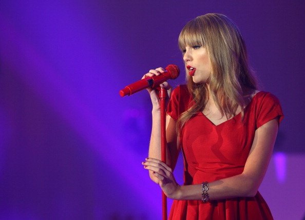 Taylor Swift at Westfield London Christmas Lights Ceremony — photo 173