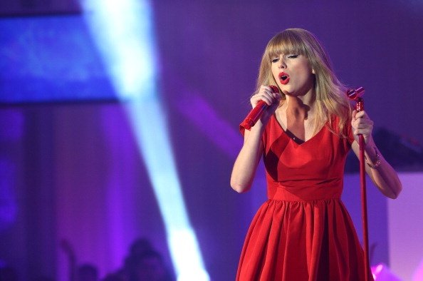 Taylor Swift at Westfield London Christmas Lights Ceremony — photo 174