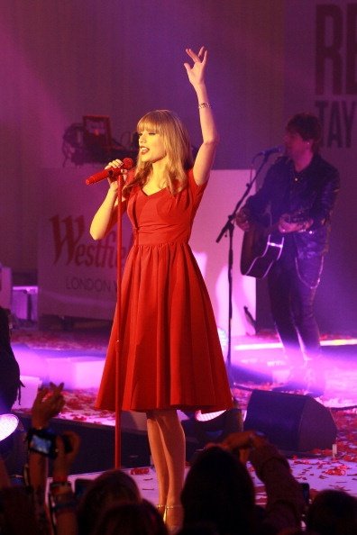 Taylor Swift at Westfield London Christmas Lights Ceremony — photo 179