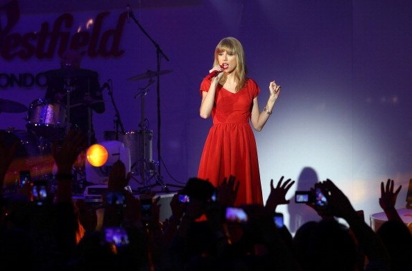 Taylor Swift at Westfield London Christmas Lights Ceremony — photo 181