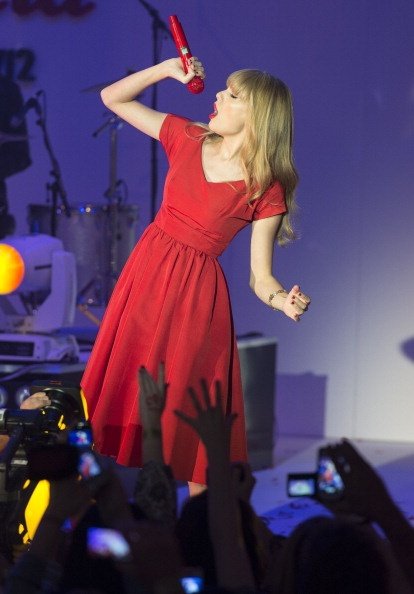 Taylor Swift at Westfield London Christmas Lights Ceremony — photo 183