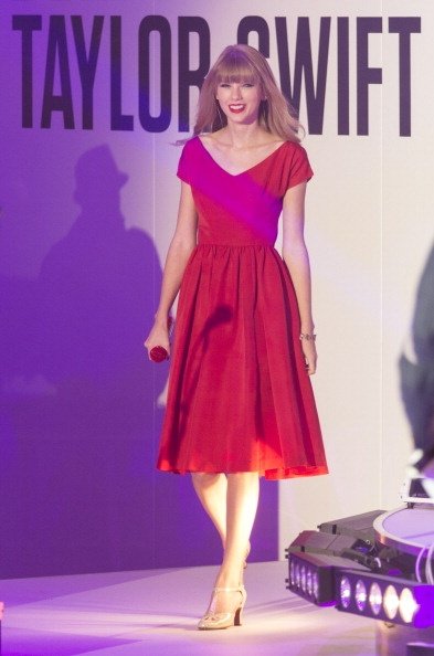 Taylor Swift at Westfield London Christmas Lights Ceremony — photo 185